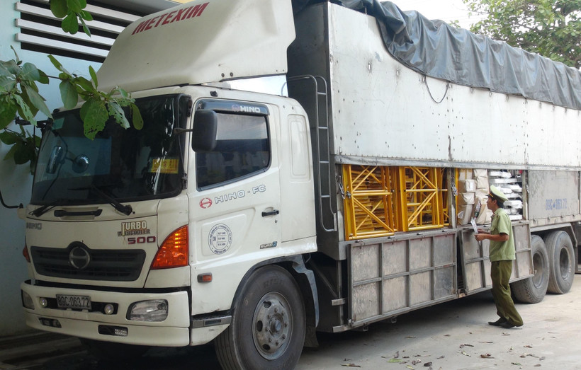 Lực lượng Quản lý thị trường Quảng Bình bắt xe chở thuốc lá lậu. (Ảnh: Đức Thọ/TTXVN)