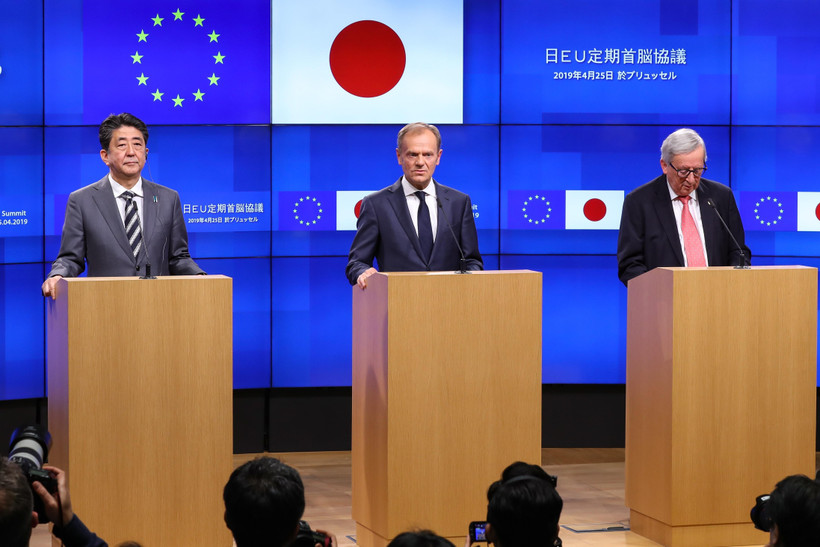 Thủ tướng Nhật Bản Shinzo Abe, Chủ tịch Hội đồng châu Âu Donald Tusk và Chủ tịch Ủy ban châu Âu Jean-Claude Juncker trong cuộc họp báo sau Hội nghị thượng đỉnh Nhật Bản-EU tại Brussels (Bỉ) ngày 25/4/2019. (Ảnh: THX/TTXVN)