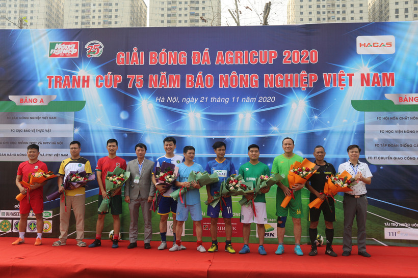 Giải bóng đá Agricup 2020 kỷ niệm 75 năm thành lập Báo Tấc Đất - tiền thân của Báo Nông nghiệp Việt Nam (7/12/1945 - 7/12/2020). (Ảnh: Hùng Võ/Vietnam+) 