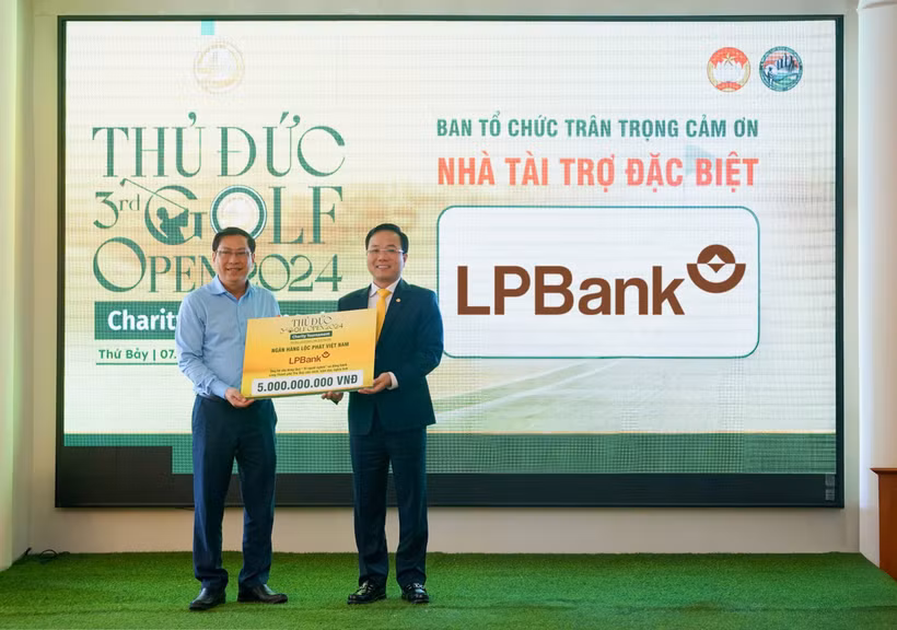 Đại diện LPBank, ông Hoàng Văn Phúc – Phó Tổng Giám đốc trao tặng biểu trưng số tiền 5 tỷ đồng cho Quỹ vì người nghèo của thành phố Thủ Đức. (Ảnh: Vietnam+)