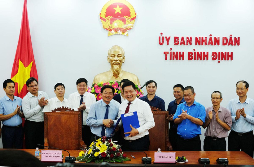 Tỉnh Bình Định trao quyết định chấp thuận chủ trương đầu tư Tổ hợp giáo dục - Trí tuệ nhân tạo cho FPT. (Nguồn: FPT)