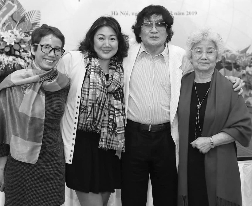 Một trong những bức ảnh hiếm hoi tác giả chụp cùng nhà báo, nhà văn Trần Mai Hạnh với thi sĩ Bùi Kim Anh (vợ ) và nhà báo Trần Mai Anh (con gái cả) của ông. (Nguồn: Vietnam+)
