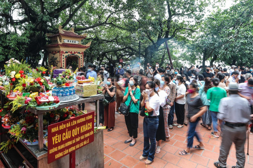 Trưa 19/8, rất đông người dân tập trung tại sân Phủ Tây Hồ tiềm ẩn nguy cơ lây nhiễm dịch bệnh. (Ảnh: Thành Đạt/TTXVN)