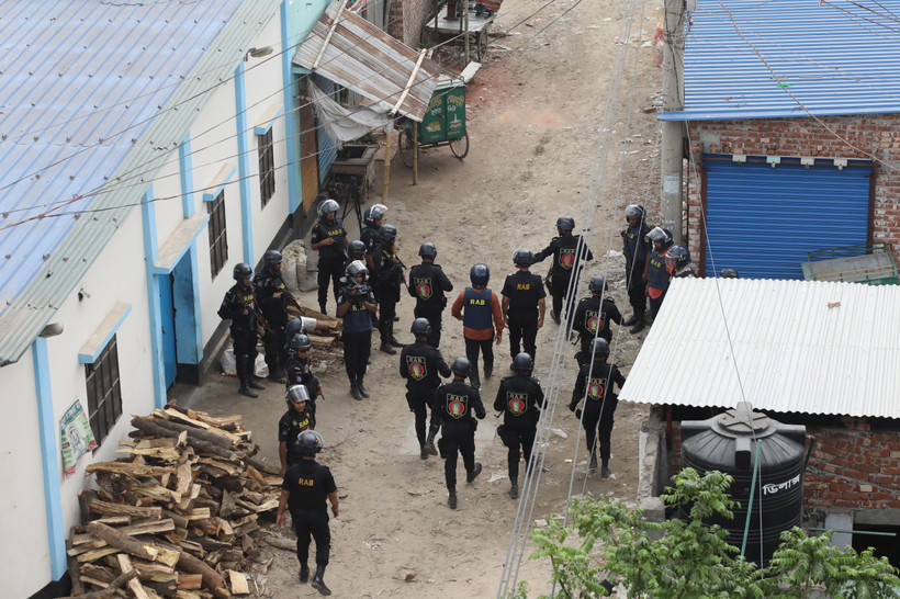 Lực lượng phản ứng nhanh Bangladesh tham gia chiến dịch truy quét phiến quân ở thủ đô Dhaka ngày 29/4/2019. (Ảnh: THX/TTXVN)