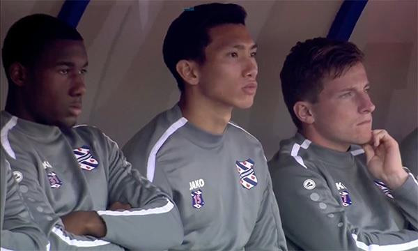 Đoàn Văn Hậu ngồi dự bị trong trận đấu giữa SC Heerenveen và Utrecht chiều 22/9. (Ảnh: Chụp màn hình)