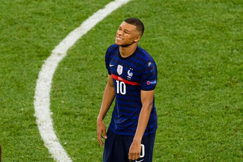 Kylian Mbappe sút hỏng quả penalty quyết định khiến tuyển Pháp bị loại. (Ảnh: Getty Images) 