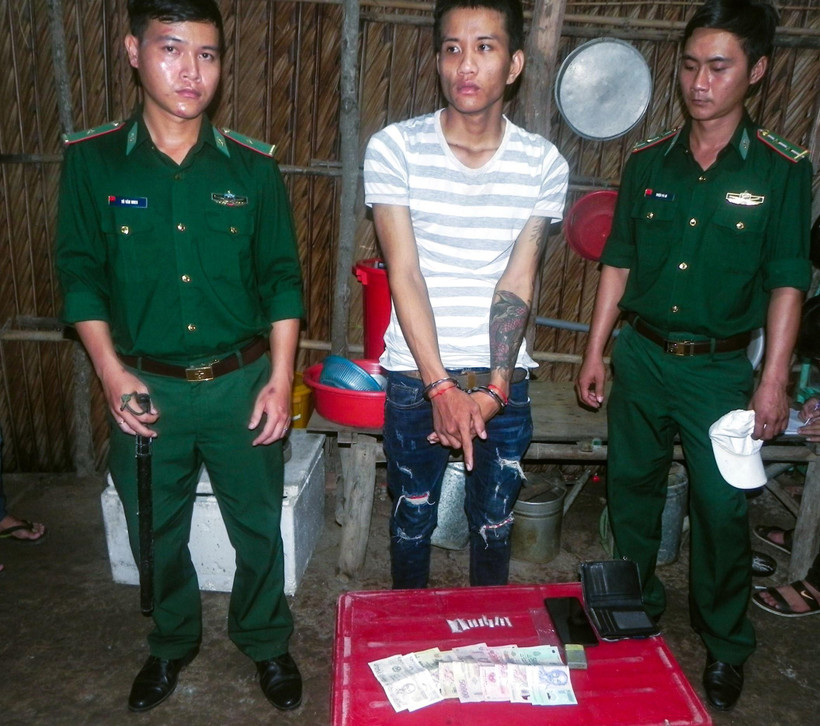 Trong ảnh: Đối tượng Kim Hoàng Thạch bị bắt cùng tang vật. (Ảnh: Trung Hiếu/TTXVN)