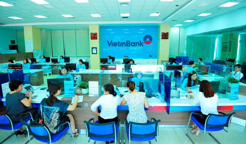 Khách hàng giao dịch tại VietinBank. (Ảnh: PV/Vietnam+) 