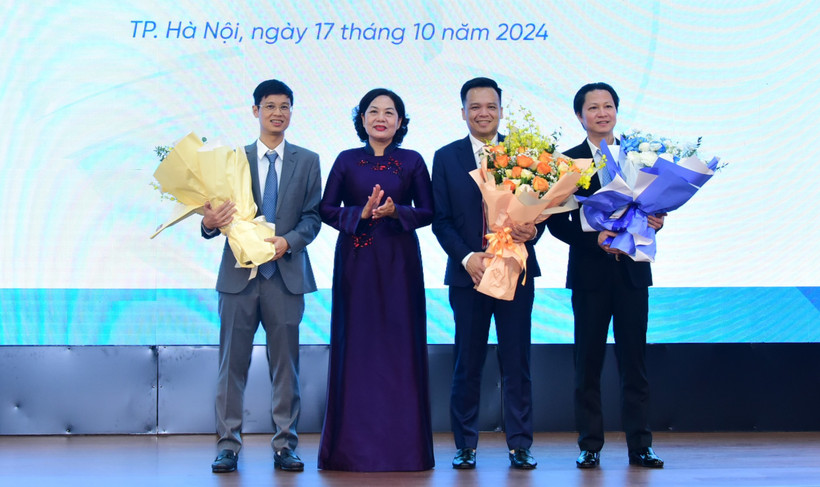 Thống đốc Nguyễn Thị Hồng tặng hoa chúc mừng tân thành viên Hội đồng quản trị kiêm Tổng Giám đốc VietinBank (thứ hai từ phải sang). (Ảnh: Vietnam+)