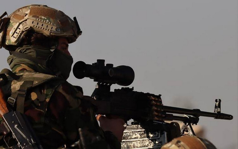 Một chiến binh HTS vào vị trí đối phó với quân đội Syria ở tỉnh Aleppo ngày 28/11/2024. (Nguồn: HTS media/X)