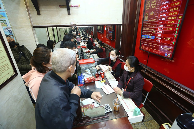 Khách hàng giao dịch vàng tại doanh nghiệp. (Ảnh: PV/Vietnam+)