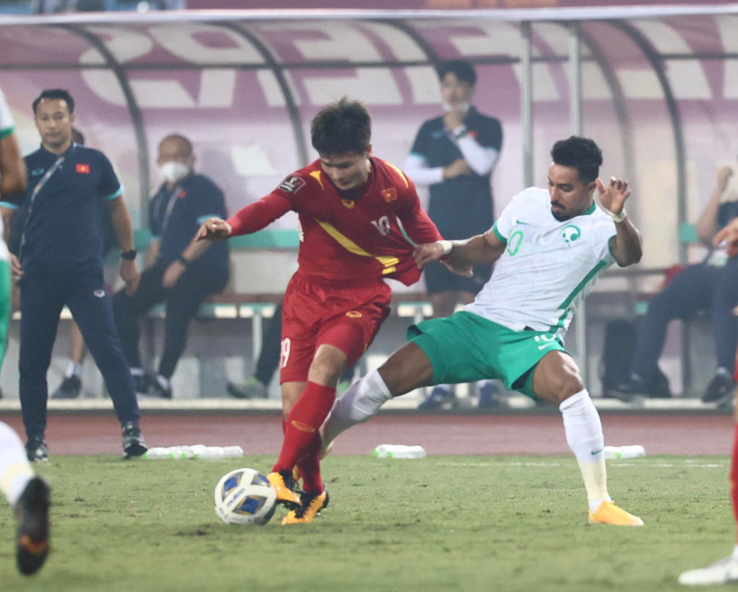 Quang Hải trở lại đá chính trước Malaysia sau khi dự bị ở trận gặp Lào. (Ảnh: PV/Vietnam+) 