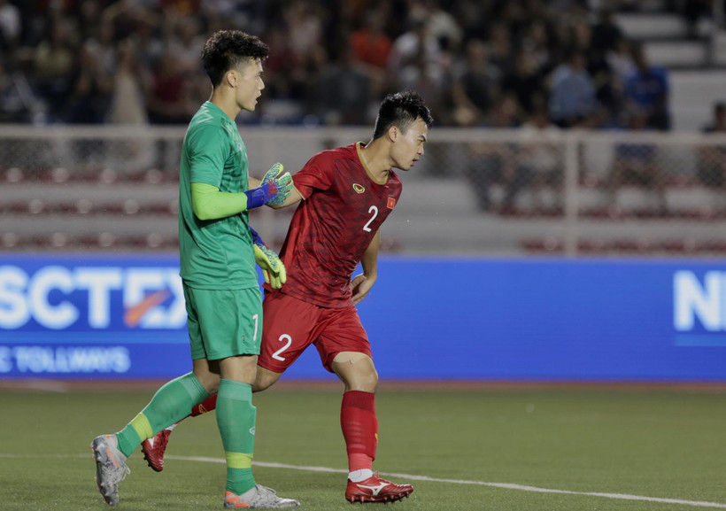 Thủ môn Bùi Tiến Dũng dự bị ở trận đấu với U22 Singapore tối 3/12 sau sai lầm ở trận đấu với U22 Indonesia. (Ảnh: Vietnam+)