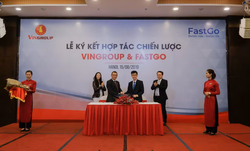 Phó Tổng giám đốc Tập đoàn Vingroup Võ Quang Huệ và ông Nguyễn Hữu Tuất, Chủ tịch Hội đồng quản trị Công ty Cổ phần FastGo, bắt tay trong lễ ký kết thỏa thuận chiến lược. (Ảnh: Minh Hiếu/Vietnam+)