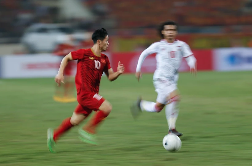 Công Phượng (10) được tung vào sân từ hiệp hai và liên tục quấy rối hàng phòng ngự UAE nhưng vẫn không chuyển hoá được cơ hội thành bàn thắng. (Ảnh: Trọng Đạt/TTXVN)