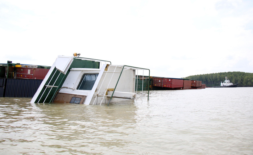 Tàu VIETSUN INTEGRITY nằm lật ngang giữa sông Lòng Tàu. (Ảnh: Tiến Lực/TTXVN)