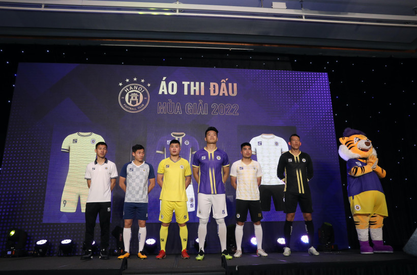 Hà Nội FC ra mắt mẫu áo đấu mới cho mùa giải 2022. (Ảnh: PV/Vietnam+) 