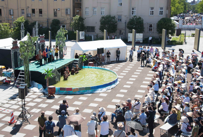 Khách mời và đông đảo bạn bè Nhật Bản, quốc tế xem biểu diễn rối nước trong Lễ hội Việt Nam tại tỉnh Kanagawa năm 2019. (Ảnh: Thành Hữu/TTXVN)