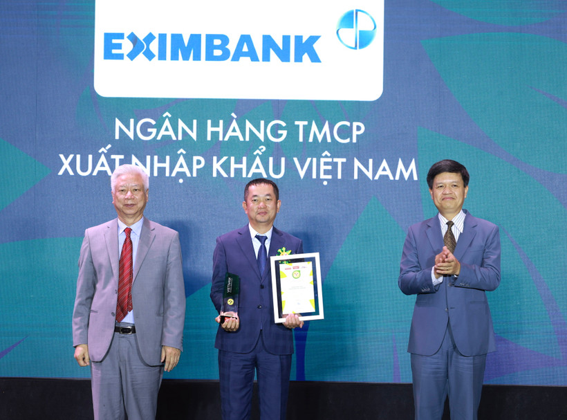 Ông Nguyễn Hướng Minh – Phó Tổng Giám đốc Eximbank nhận giải thưởng từ Ban tổ chức.. (Ảnh: Vietnam+)