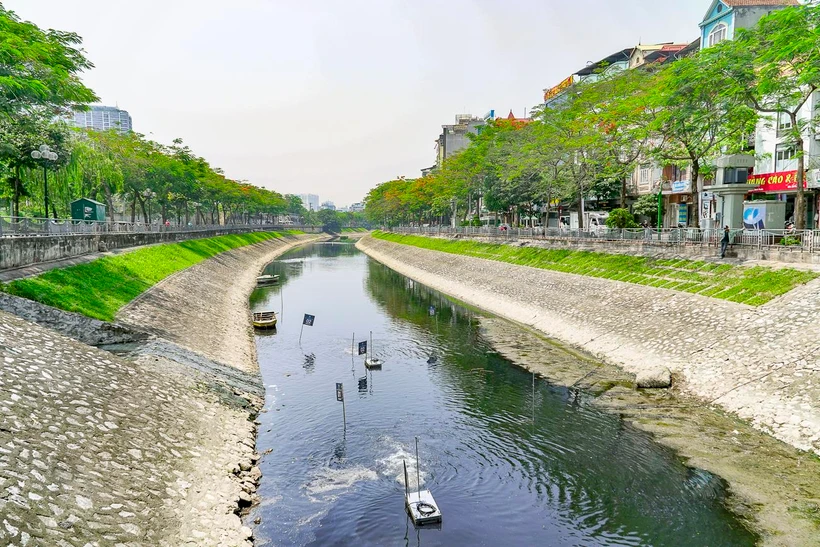 Đoạn sông Tô lịch gần đường Hoàng Quốc Việt, quận Cầu Giấy, Hà Nội được thí điểm xử lý ô nhiễm bằng công nghệ Nano Bioreactor. (Ảnh: Minh Hiếu/Vietnam+)