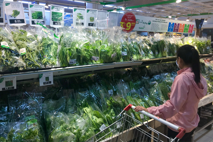 Trong thời điểm vật giá leo thang, nhiều người tiêu dùng tự đi chợ nấu ăn để mang cơm theo khi đi làm, thay cho thói quen ăn hàng quán trước đây. (Ảnh: Việt Anh/Vietnam+)