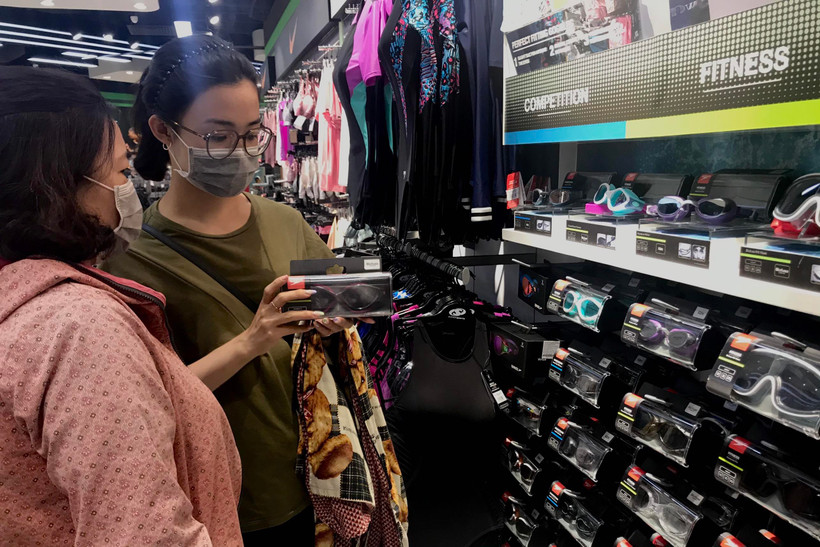 Từ đầu tháng Sáu, lượng khách hàng tìm mua các sản phẩm, đồ dùng phụ kiện phục vụ bơi lội tăng gấp đôi những tháng trước. (Ảnh: Việt Anh/Vietnam+)