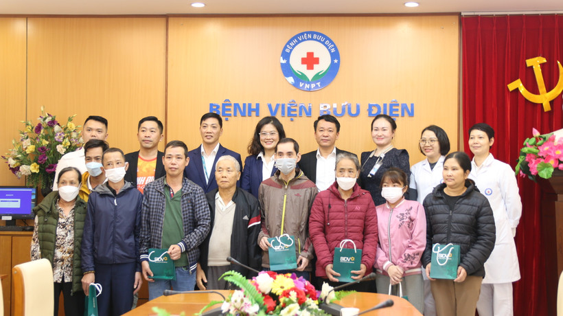 BIDV trao quà Tết cho các bệnh nhân chạy thận tại Bệnh viện Bưu điện Hà Nội. (Ảnh: PV/Vietnam+)