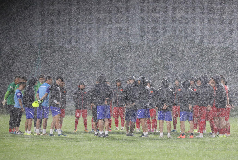 Tuyển Việt Nam tập luyện khó khăn với thời tiết mưa giông thất thường tại Hà Nội những ngày qua. (Ảnh: Duy Nguyễn )