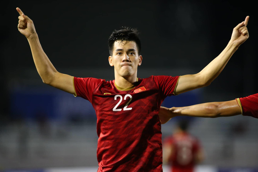 Hà Đức Chinh và Tiến Linh bám sát tiền đạo Osvaldo Haay của U22 Indonesia trong cuộc đua giành Vua phá lưới SEA Games 30. (Ảnh: Vietnam+)