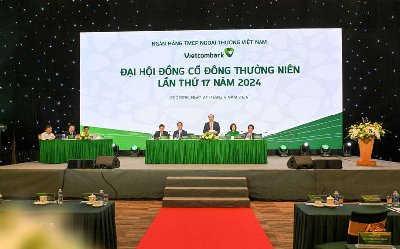 Ban Chủ toạ điều hành Đại hội đồng cổ đông thường niên Vietcombank năm 2024. (Ảnh: Vietnam+)