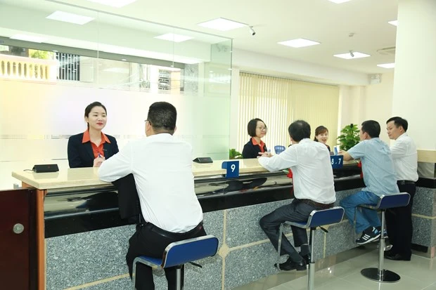 Giao dịch tại Sacombank. (Ảnh: Vietnam+)