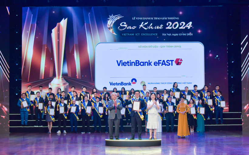 Ông Trần Hoài Nam - Phó Giám đốc Khối khách hàng doanh nghiệp - VietinBank nhận Giải thưởng Sao Khuê cho Sản phẩm Giải ngân & Bảo lãnh online dành cho doanh nghiệp trên nền tảng VietinBank eFAST. (Ảnh: Vietnam+)