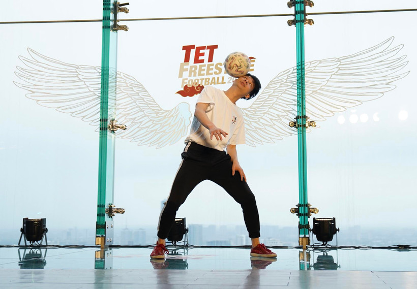 Giải đấu tâng bóng nghệ thuật Tết Freestyle Football 2022 diễn ra trên mặt kính trong suốt ở độ cao 273m. 