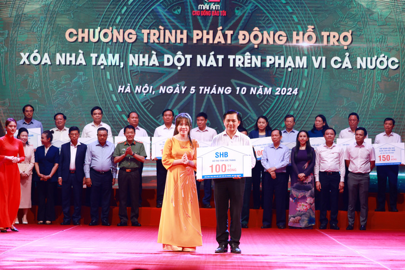 Bà Ninh Thị Lan Phương – Phó Tổng Giám đốc SHB đại diện Ngân hàng trao tặng 100 tỷ đồng cho tỉnh Sóc Trăng. (Ảnh: Vietnam+)