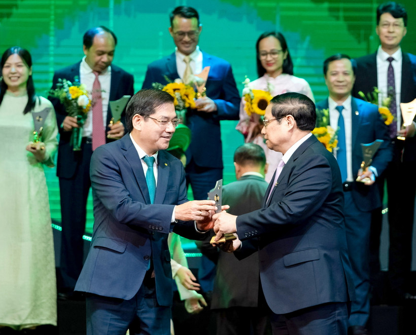 Biểu trưng “Thương hiệu Quốc gia” đã được Thủ tướng Chính phủ Phạm Minh Chính trao cho đại diện BIDV trong khuôn khổ “Lễ Công bố sản phẩm đạt Thương hiệu quốc gia Việt Nam”. (Ảnh: Vietnam+)