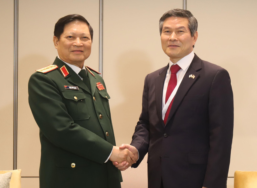 Bộ trưởng Quốc phòng Việt Nam Ngô Xuân Lịch và Bộ trưởng Bộ Quốc phòng Hàn Quốc Jeong Kyeong-doo. (Ảnh: Xuân Vịnh/TTXVN)