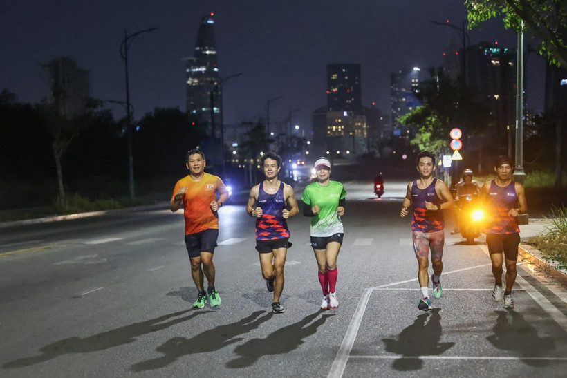 Pacer trải nghiệm cung đường trên bán đảo Thủ Thiêm. (Ảnh: Vietnam+)