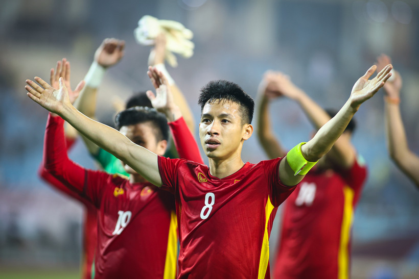 Đội trưởng Đỗ Hùng Dũng cảm ơn người hâm mộ tới cổ vũ cho đội tuyển Việt Nam trên sân vận động Mỹ Đình. (Ảnh: PV/Vietnam+)