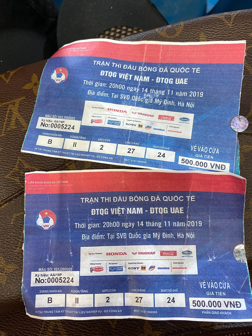 Vé bóng đá giả có thể dễ dàng lọt qua cổng soát vé một cách dễ dàng. (Ảnh: Vietnam+)