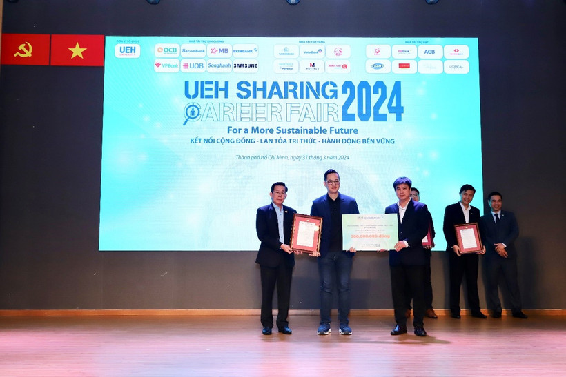 Đại diện Eximbank, ông Lương Nguyễn Minh Đăng (ở giữa) – Giám đốc Khối Khách hàng cá nhân trao bảng tượng trưng tài trợ học bổng cho GS.TS. Sử Đình Thành – Giám đốc UEH (bên trái) và PGS.TS. Bùi Quang Hùng – Phó Giám đốc UEH. (Ảnh: Vietnam+)