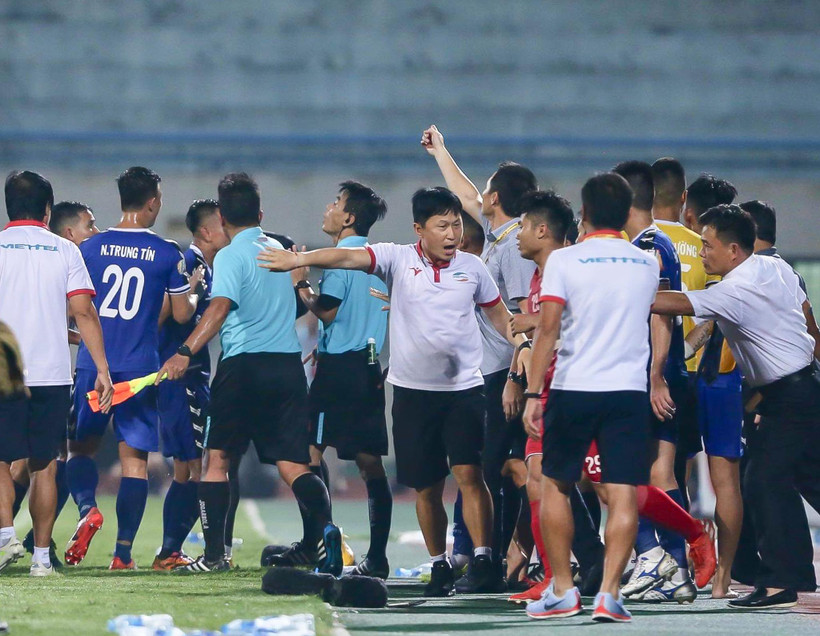 Ban huấn luyện, cầu thủ Viettel và Bình Dương tranh cãi với trọng tài sau tình huống thay đổi quyết định công nhận bàn thắng. (Ảnh: Hồ Hải Hoàng)