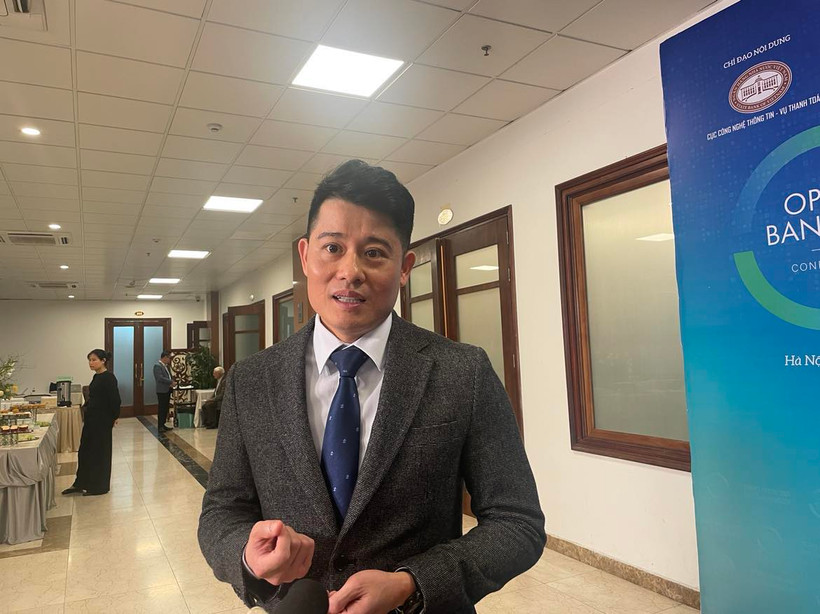 Ông Nguyễn Hoàng Long – Phó Tổng Giám đốc Công ty Cổ phần Thanh toán quốc gia Việt Nam (NAPAS) trả lời phỏng vấn báo chí. (Ảnh: PV/Vietnam+)