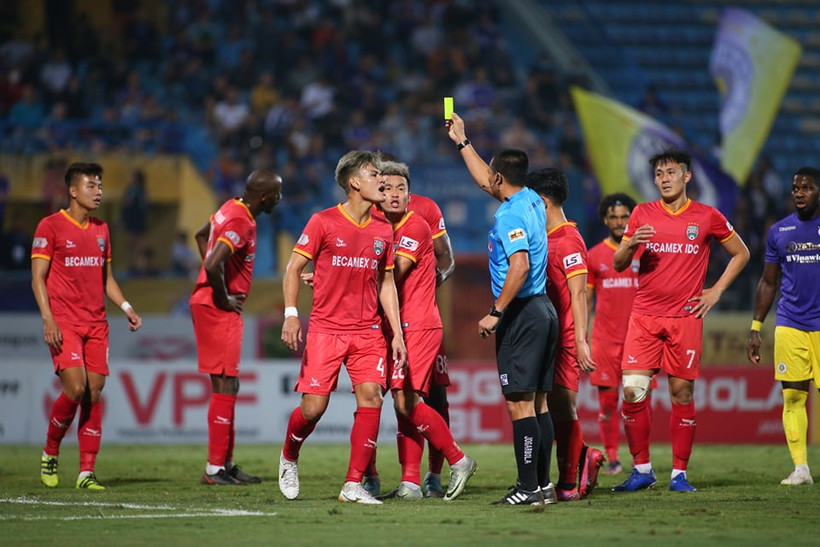 Cầu thủ Bình Dương phản ứng gay gắt với trọng tài chính Nguyễn Đình Thái ở trận đấu với Hà Nội FC tối 24/10. (Ảnh: Hiển Nguyễn/Vietnam+)