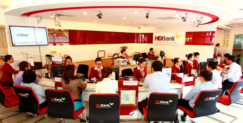 Giao dịch tại HDBank. (Ảnh: PV/Vietnam+)