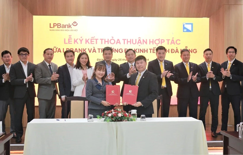 Đại diện LPBank và Đại học Kinh tế - Đại học Đà Nẵng ký kết thỏa thuận hợp tác. (Ảnh: PV/Vietnam+)