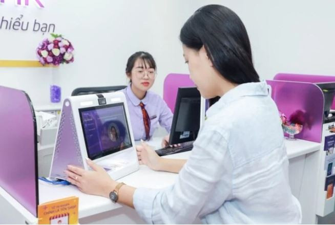 Việc giao dịch chuyển tiền có giá trị từ 10 triệu đồng trở lên đều phải xác thực bằng sinh trắc học góp phần phòng, chống tội phạm sử dụng công nghệ cao trên không gian mạng. (Ảnh: Vietnam+)