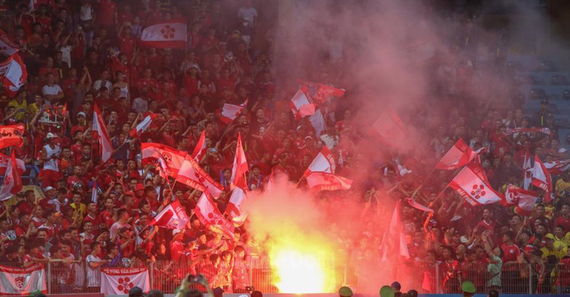 Cổ động viên Hải Phòng từng nhiều lần đốt pháo sáng trên sân khách Hàng Đẫy. (Ảnh: PV/Vietnam+) 