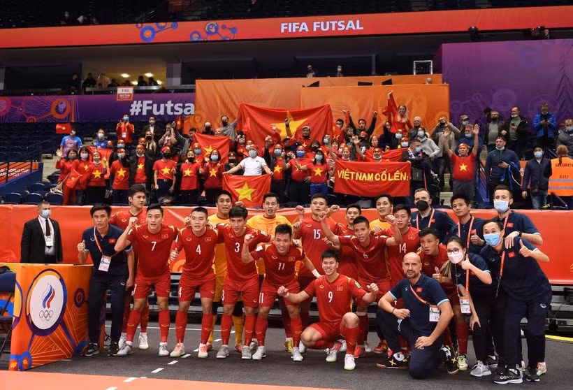 Đội tuyển futsal Việt Nam gửi lời cảm ơn tới người hâm mộ. (Ảnh: Getty Images)