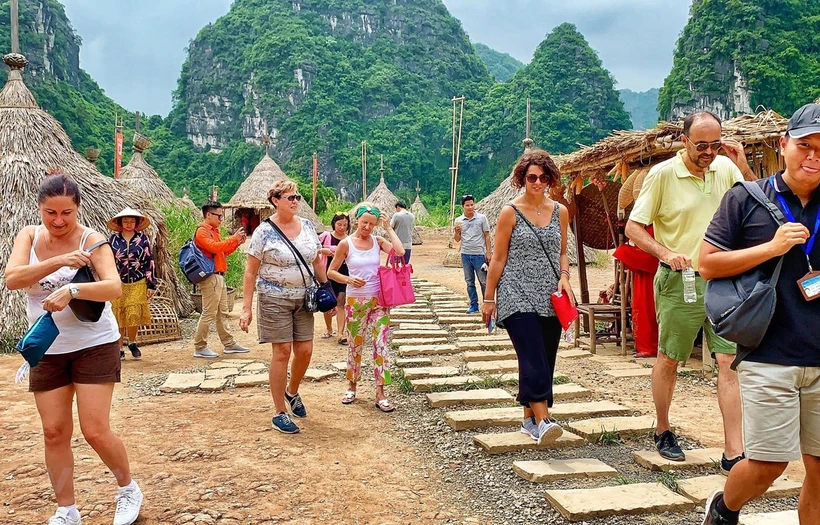 Du khách tham quan tại Khu du lịch Tràng Anh, Ninh Bình. 