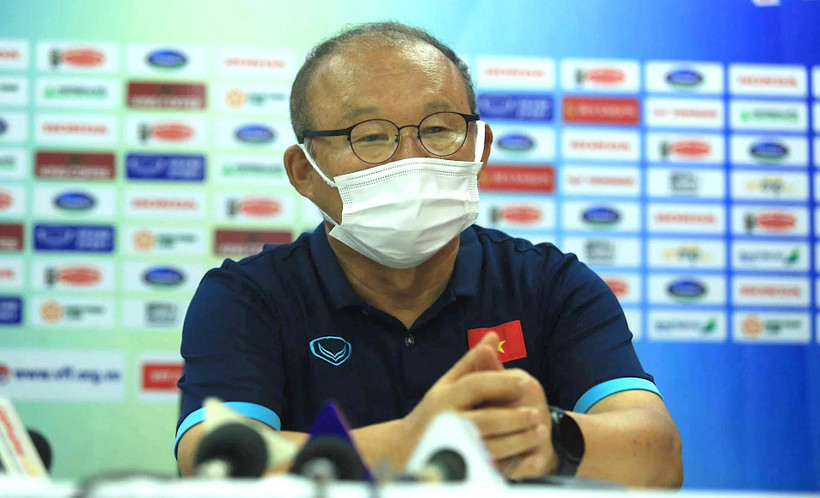 Huấn luyện viên Park Hang-seo khôn khéo trả lời cầu hỏi về áp lực thành tích tại SEA Games 31. (Ảnh: PV/Vietnam+) 